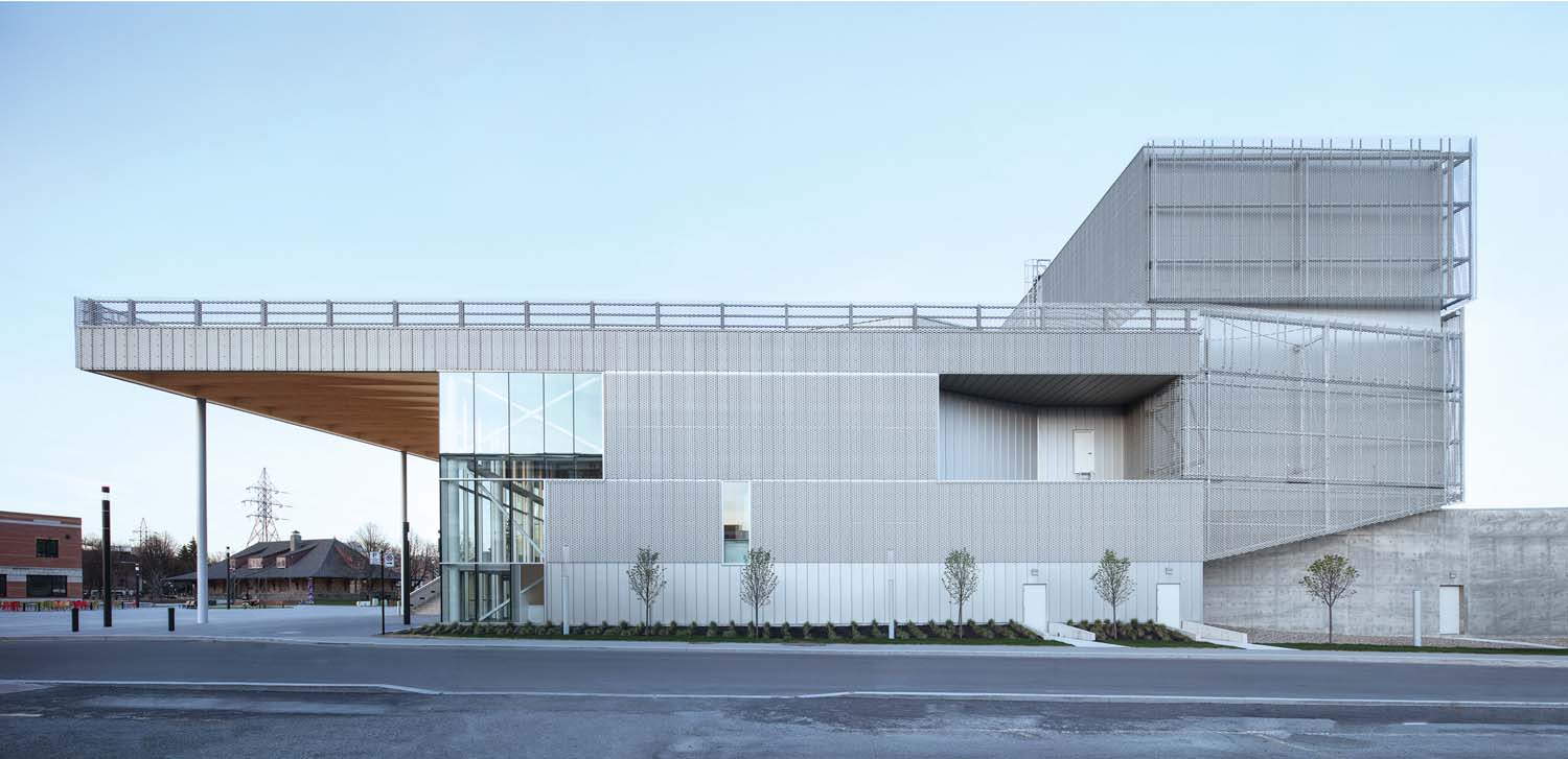 整个建筑被铝制钢板网所覆盖，以此减少噪音扩散