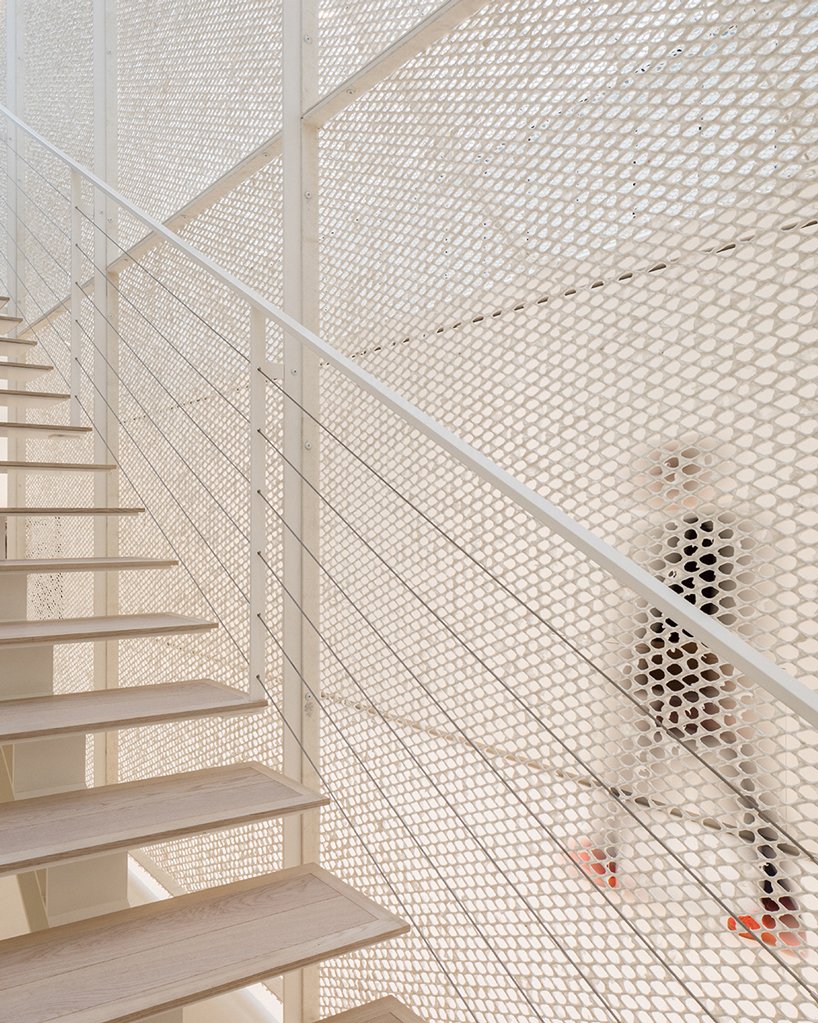 楼梯间的钢板网屏障