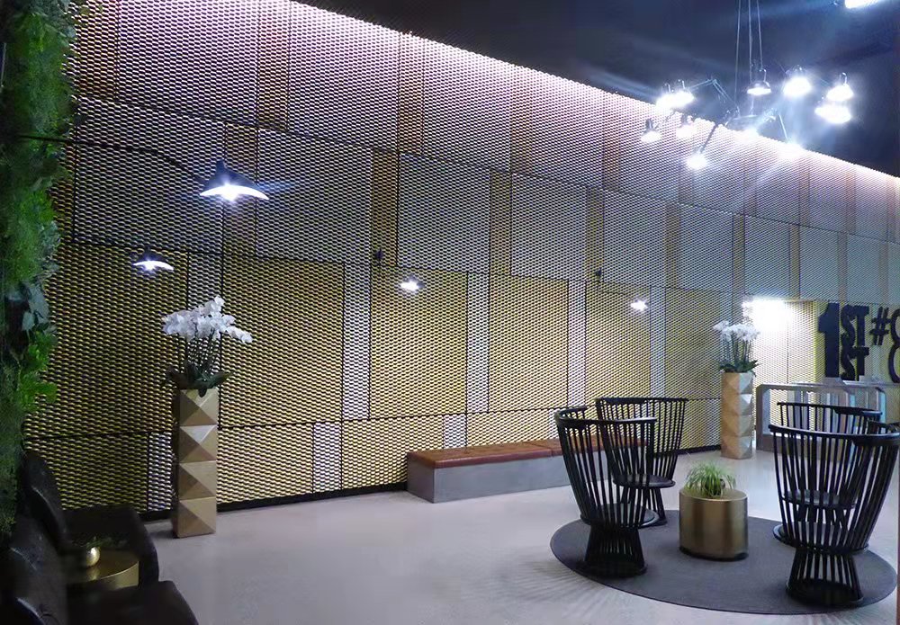 灯光下的钢板网立面